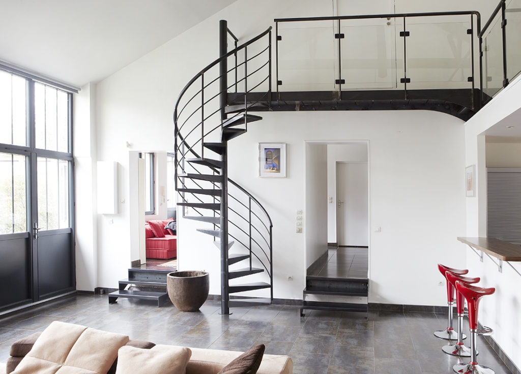escalier colimaçon en métal, passerelle et mezzanine dans un loft contemporain