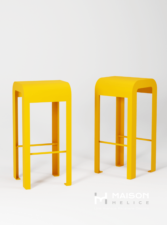 Paire de tabourets de bar sur mesure au design sobre et contemporain en acier peint. 13 finitions possibles.